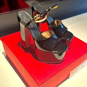 WORN ONCE black patent leather platform Valentino sandals size 6 1/2!